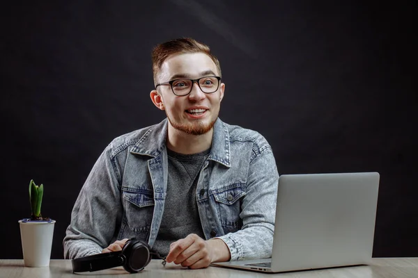 Jeune homme d'affaires heureux en jean veste et T-shirt — Photo