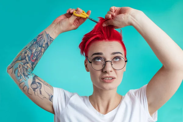 Giovane donna che cerca di tagliarsi i capelli. capelli corti danneggiati — Foto Stock