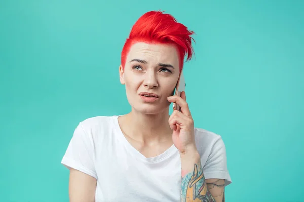 Giovane ragazza hipster glamour è viene rimproverato dal capo al telefono — Foto Stock