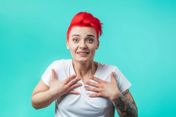 Lustige Frau mit Händen auf der Brust. isoliert auf blauem Hintergrund — Stockfoto