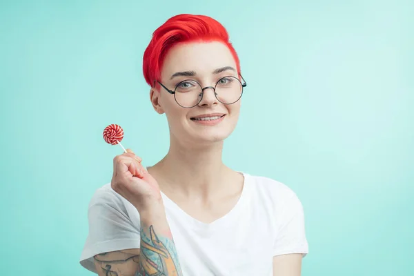 Mujer infantil le gustan los dulces —  Fotos de Stock