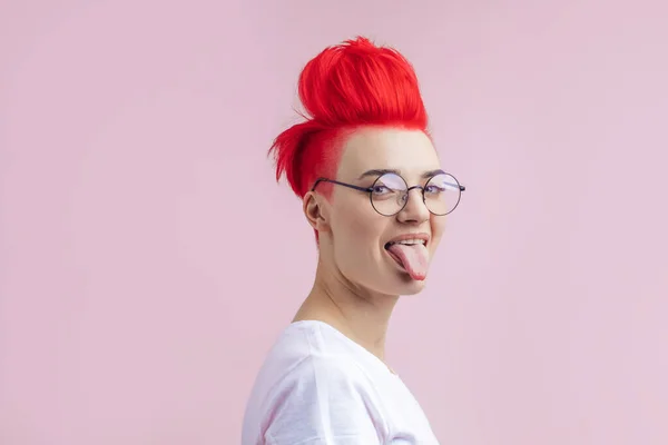 Loca chica con estilo mostrando una lengua — Foto de Stock