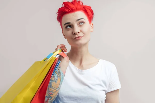 Foto de una mujer muy joven y elegante posando con bolsas de compras y buscando —  Fotos de Stock