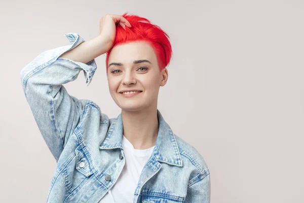 Mujer joven positiva en ropa de moda mirando a la cámara — Foto de Stock