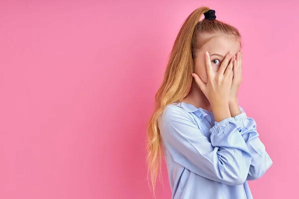 Frightened little girl closed her eyes — Stock Photo, Image