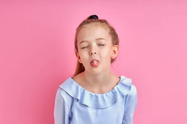 Érzelmi őrült lány megmutatja nyelv a kamera — Stock Fotó