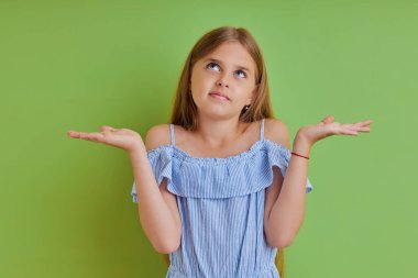 Genç kız yanlış anlıyor.