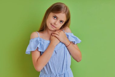 Çalışkan kız kameraya poz veriyor.