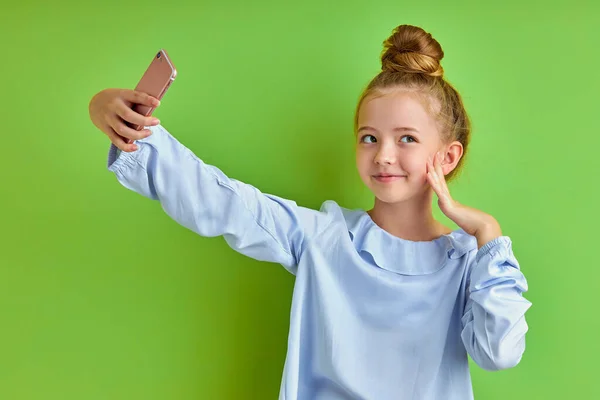 Érzelmi őrült kislány fotózni telefonon, egyedül — Stock Fotó