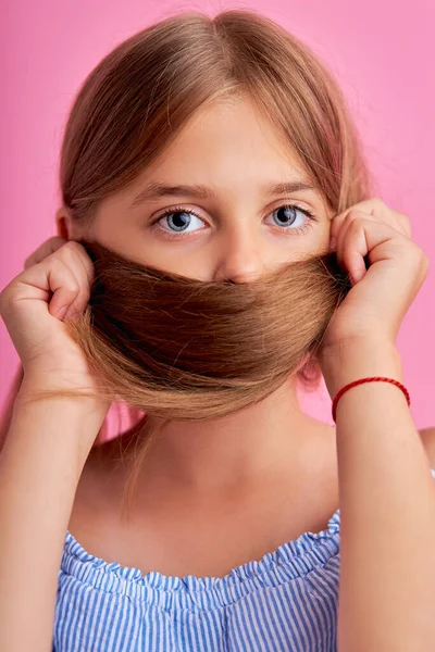 Närbild porträtt av ung flicka stänga munnen med sitt långa hår — Stockfoto