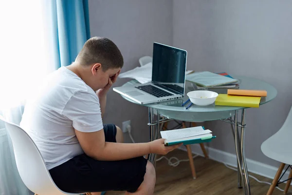 Depressed school boy doesnt want to study — Stock Photo, Image