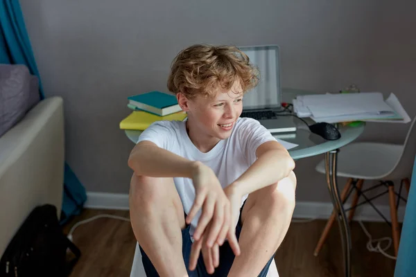 Joven adolescente chico tener descanso después de hacer la tarea — Foto de Stock