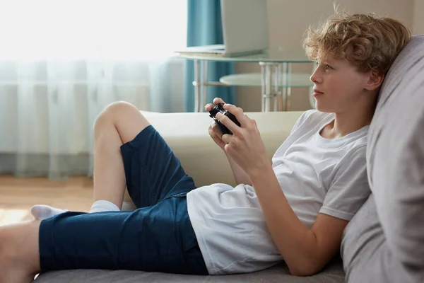 Joven pelirroja chico jugar video juegos en casa — Foto de Stock