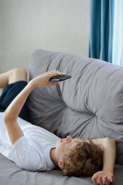 İnternette genç yakışıklı bir çocuğun konuşması.