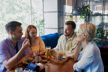 İki evli çift bir restoranda bir araya geldi.