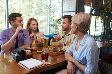 İki evli çift bir restoranda bir araya geldi.