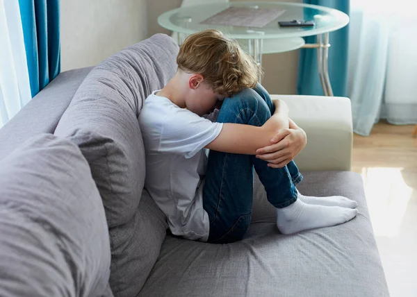 Adolescente ragazzo soffrire di cyberbullismo — Foto Stock
