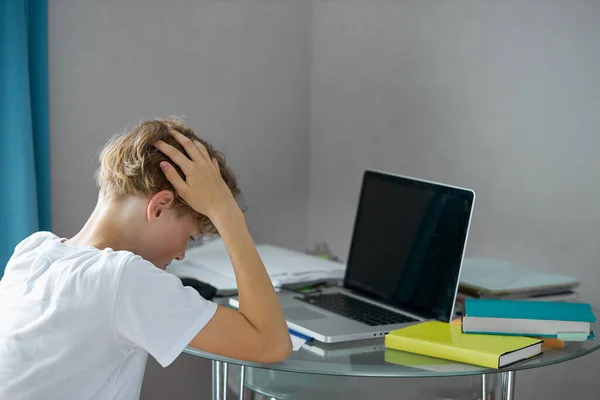 Portrait de jeune caucasien adolescent garçon étudiant à la maison — Photo