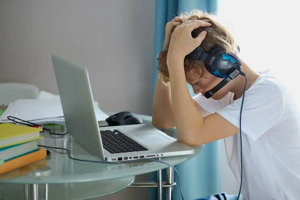 Boy is only fond of video games and computer games, does not study — Stock Photo, Image