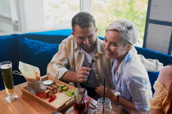 Pareja joven tienen tiempo romántico en la cafetería — Foto de Stock