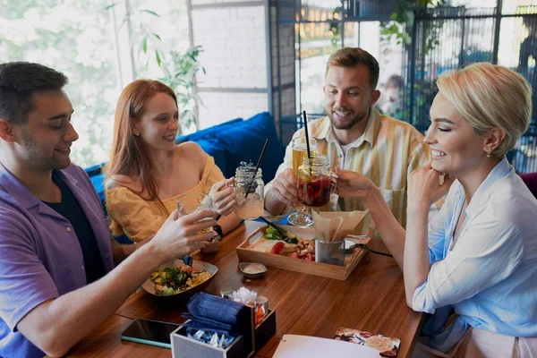 Bellissimi uomini e donne caucasici tenere incontro amichevole in caffè — Foto Stock