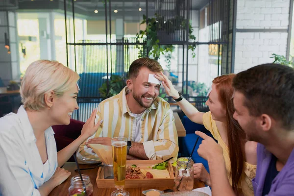 Amici stanno giocando insieme che io sono in caffè — Foto Stock