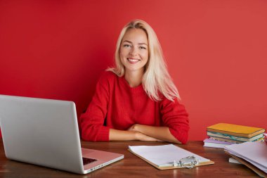 İş yerindeki beyaz saçlı genç bir kadının portresi.