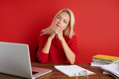 İş yerindeki düşünceli beyaz kadın portresi.