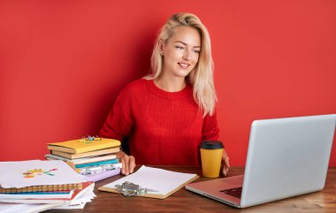 sevimli beyaz kadın ofiste çalışmayı seviyor.