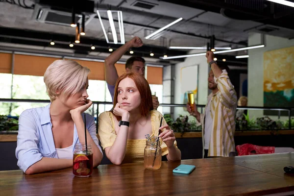 Duas senhoras caucasianas estão entediadas de passar tempo no bar — Fotografia de Stock