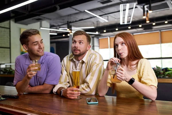 Dos amigos masculinos encuentran hermosa chica en el bar — Foto de Stock