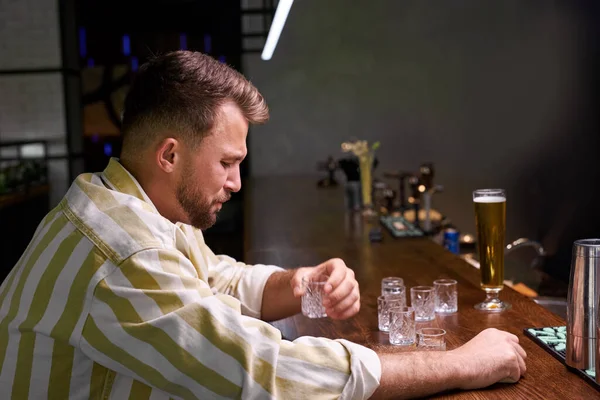 Депресивний молодий кавказький чоловік в барі, має проблеми в житті — стокове фото