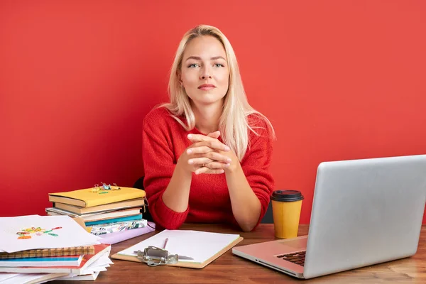 Retrato de joven rubia caucásica en el lugar de trabajo — Foto de Stock