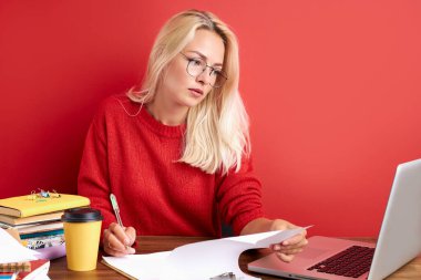 Kafkasyalı hayal kırıklığına uğramış genç bir kadının işte dinlenmeye ihtiyacı var.