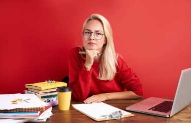 İş yerindeki beyaz saçlı genç bir kadının portresi.