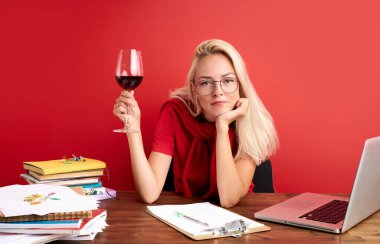 İş sadece bir kadeh şarapla iyi gider.