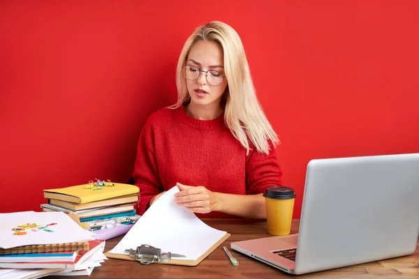 Jeune femme caucasienne désillusionnée a besoin de repos au travail — Photo