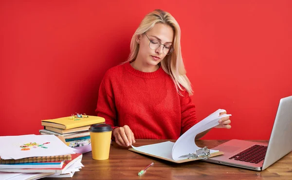 Jeune secrétaire s'ennuie sur le lieu de travail — Photo