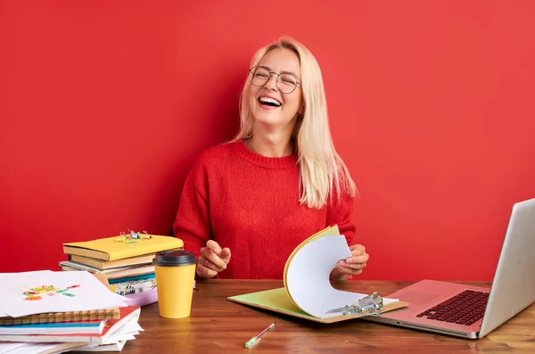Szalona szczęśliwa kobieta baw się w pracy w biurze — Zdjęcie stockowe