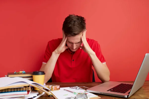 Triste hombre frustrado es infeliz tener demasiado trabajo —  Fotos de Stock