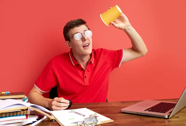 Mal-entendido masculino precisa de um pouco de café no trabalho — Fotografia de Stock