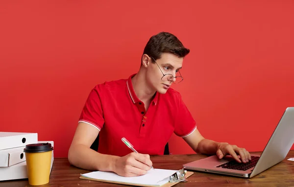 Trabalhando masculino fazendo anotações na mesa de escritório — Fotografia de Stock