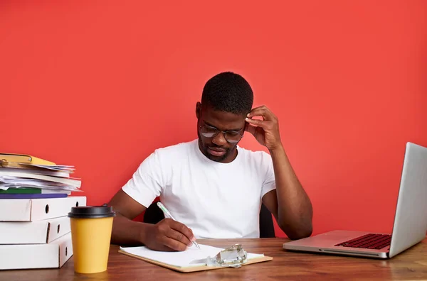 Ung stressad afrikansk man som arbetar med dator laptop i frustration, depression — Stockfoto