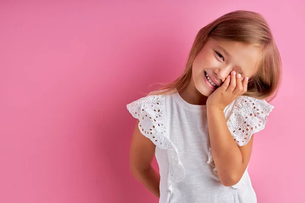 Geweldig meisje lachen op camera, glans met geluk — Stockfoto