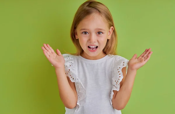 Överraskad liten flicka spred sina armar — Stockfoto