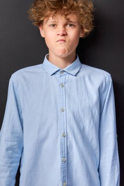 Kızgın çocuk, birinin davranışları karşısında şok oldu, dudaklarını büzdü.