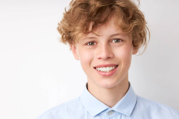 Portret van lachende jonge jongen 14 jaar oud geïsoleerd over witte achtergrond — Stockfoto