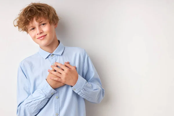 Dankbarer Junge bedankt sich vor laufender Kamera — Stockfoto