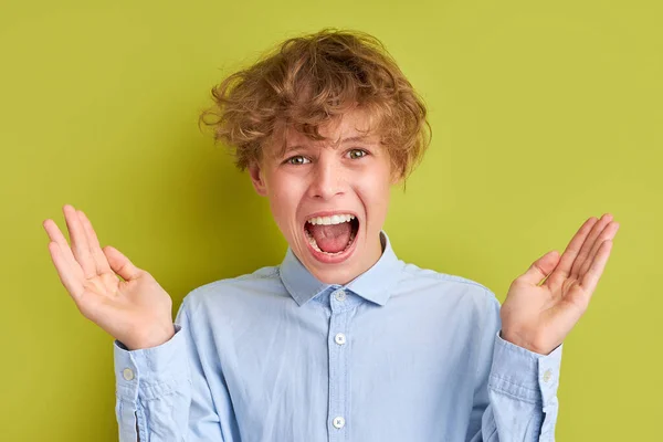 Emocional caucasiano adolescente menino está gritando — Fotografia de Stock