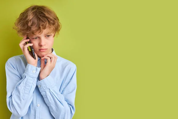 Triste adolescente chico escucha a padres abuso en el teléfono — Foto de Stock